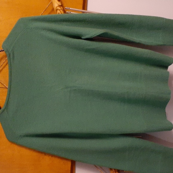 cashmere v-neck sweater Size medium never worn! - Picture 2 of 3